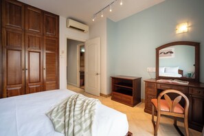 شقة سوبيريور - غرفتا نوم - منظر للمدينة | خزنة داخل الغرفة ومكتب ومساحة عمل للكمبيوتر المحمول ومكواة/لوح كي