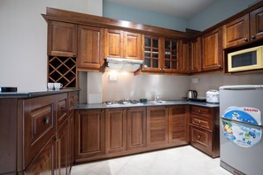 Superior Apartment, 2 Bedrooms, City View | Private kitchen