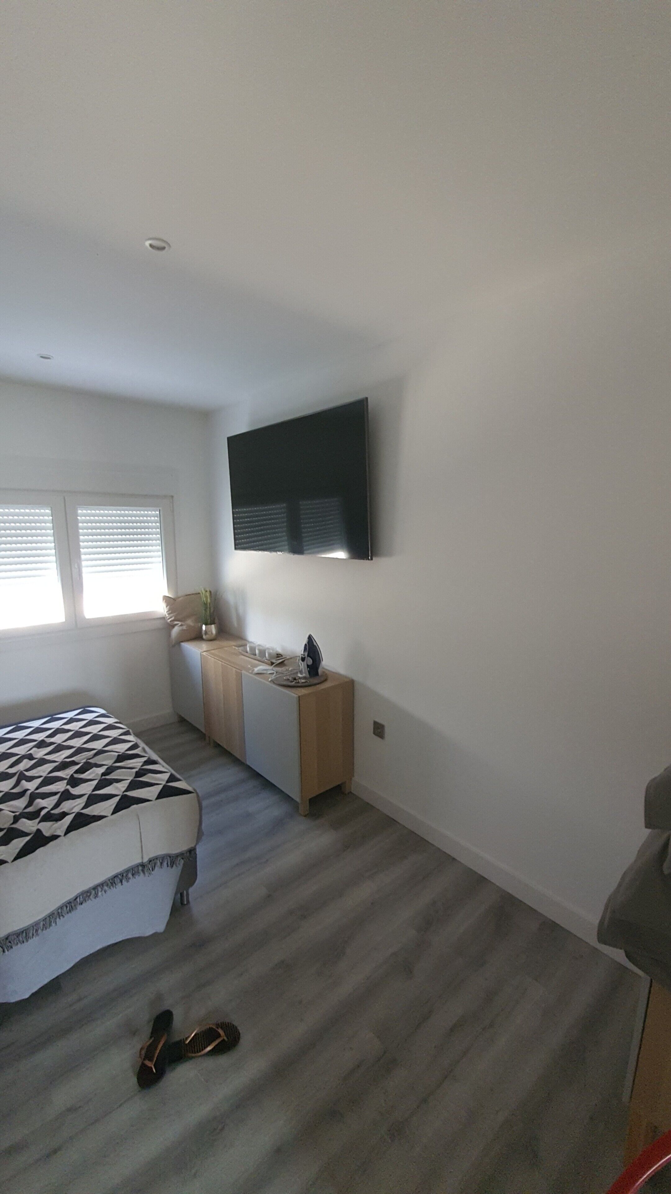 3 habitaciones, tabla de planchar con plancha, wifi y ropa de cama 