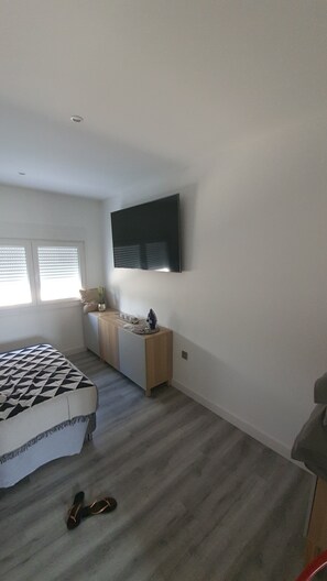 3 makuuhuonetta, silitysrauta/-lauta, Wi-Fi, vuodevaatteet