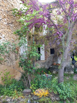 A stone building with a tree in front. - House for 15 people in the Vercors. Brunch, etc., upon request (Combovin)