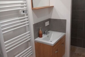 Regadera y papel de baño