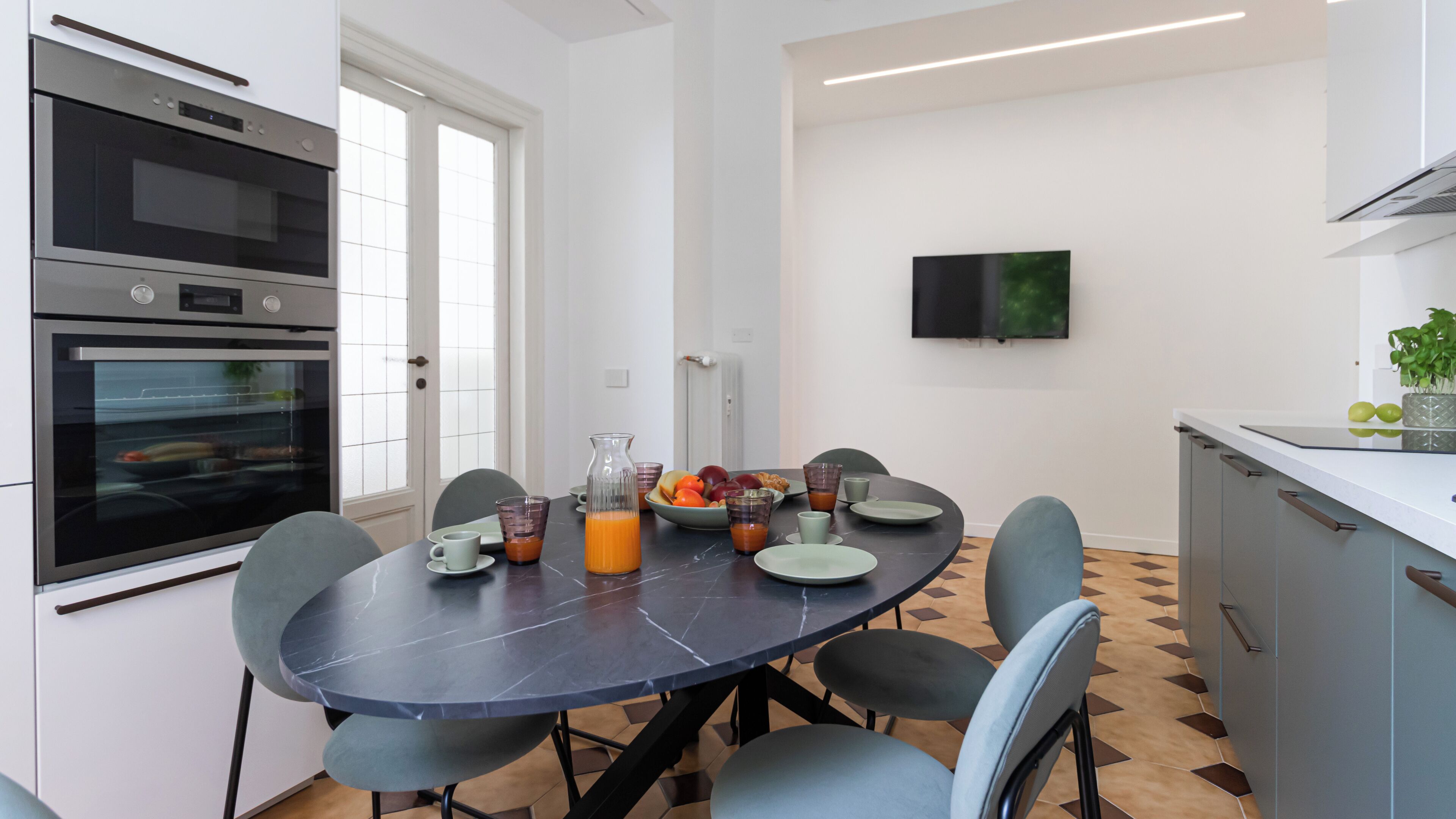 アパートメント (3 Bedrooms) | リビング エリア | 32 インチのスマートテレビ (ケーブル放送視聴可)