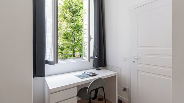 3 habitaciones, tabla de planchar con plancha y ropa de cama