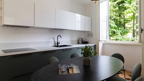 Microondas, horno, tetera/pava eléctrica, silla alta para bebés