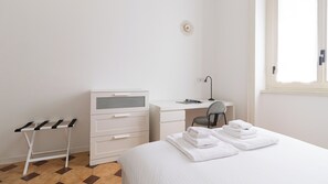 3 habitaciones, tabla de planchar con plancha y ropa de cama
