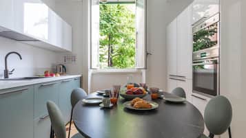 Departamento (3 Bedrooms) | Cocina privada | Microondas, horno, tetera eléctrica y periquera