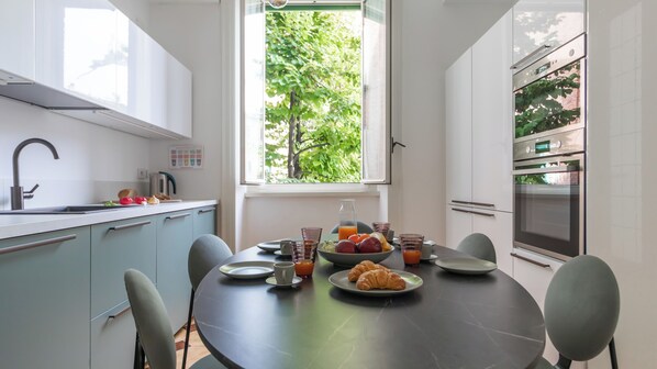Apartment (3 Bedrooms) | Private kitchen | Microwave, oven, electric kettle, highchair - Italianway - Naviglio Pavese 14 (Milan)