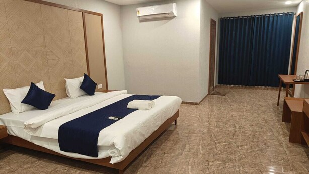 Une chambre d’hôtel équipée d’un lit, d’un bureau et d’un appareil de climatisation.