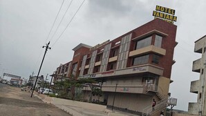 Un immeuble à plusieurs étages, sur lequel on peut voir une grande enseigne indiquant « Hôtel Vantara ».