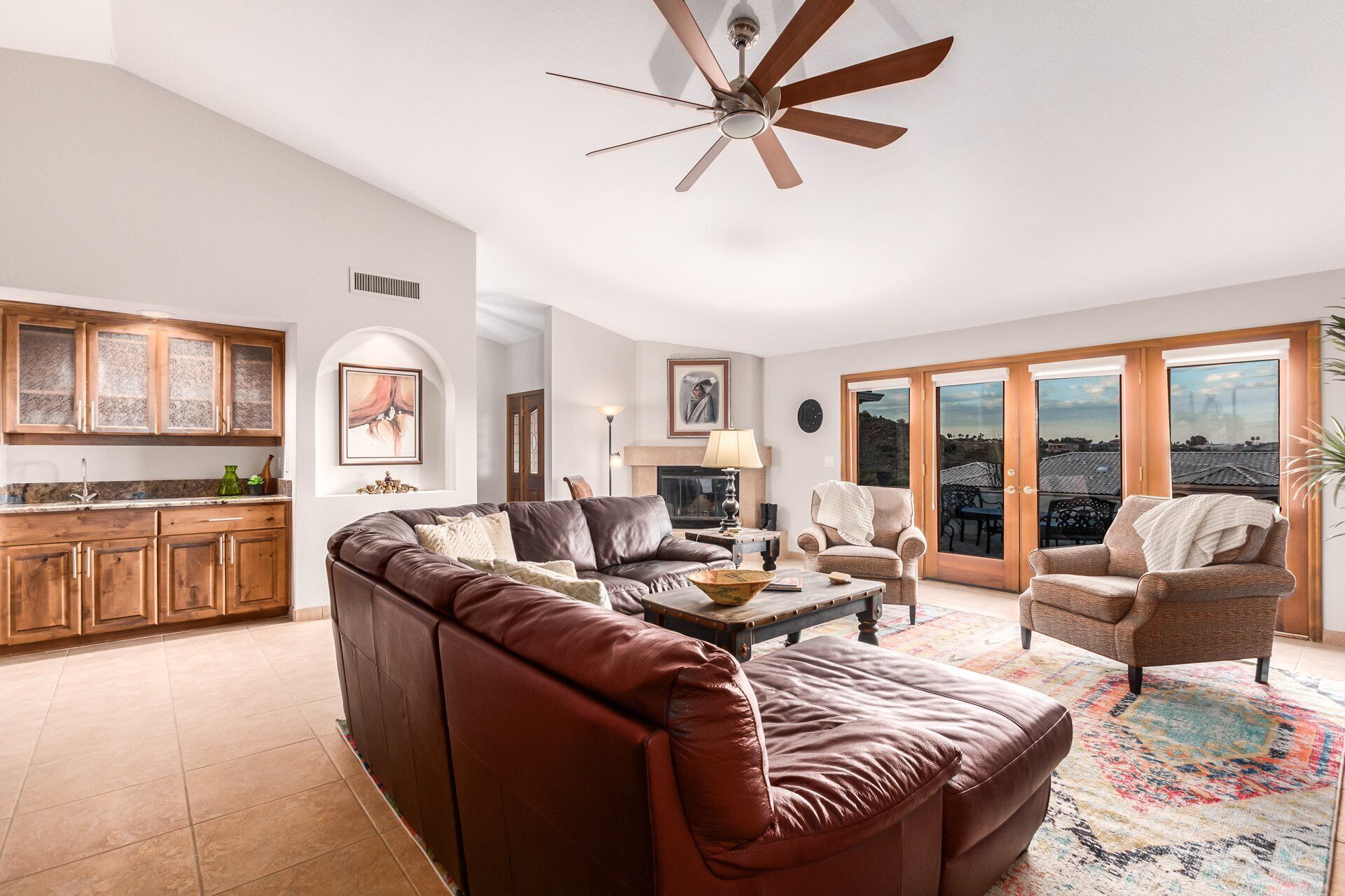 スマートテレビ、暖炉、書斎 / ワークスペース