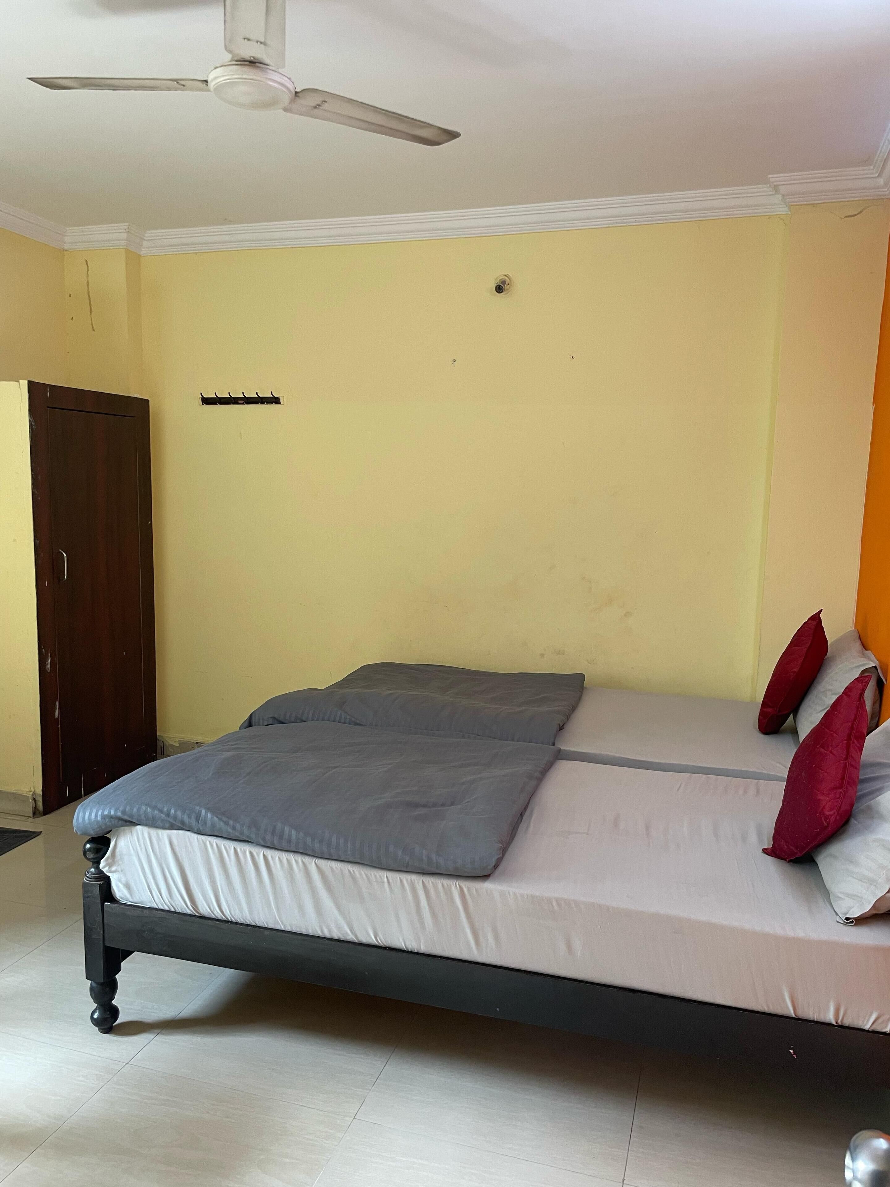 Skrivebord for bærbar PC og wi-fi (inkludert)