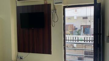 Deluxe Double or Twin Room, City View | Living area