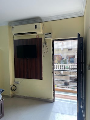 Deluxe Double or Twin Room, City View | Living area