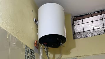 Kahden hengen deluxe-huone (yksi tai kaksi sänkyä), kaupunkinäköala | Kylpyhuone | Suihku, pyyhkeet, saippua, sampoo