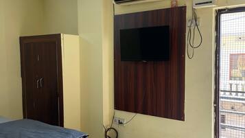 Deluxe Double or Twin Room, City View | Laptop workspace, free WiFi