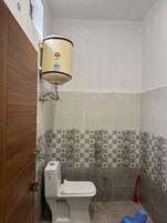 Ducha, zapatillas, toallas y jabón