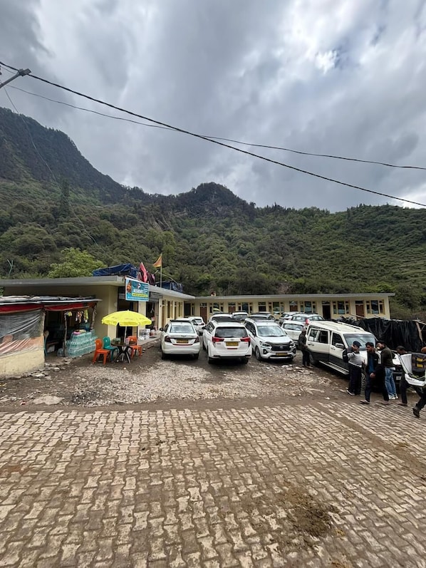 Parking sans voiturier (100 INR par séjour)