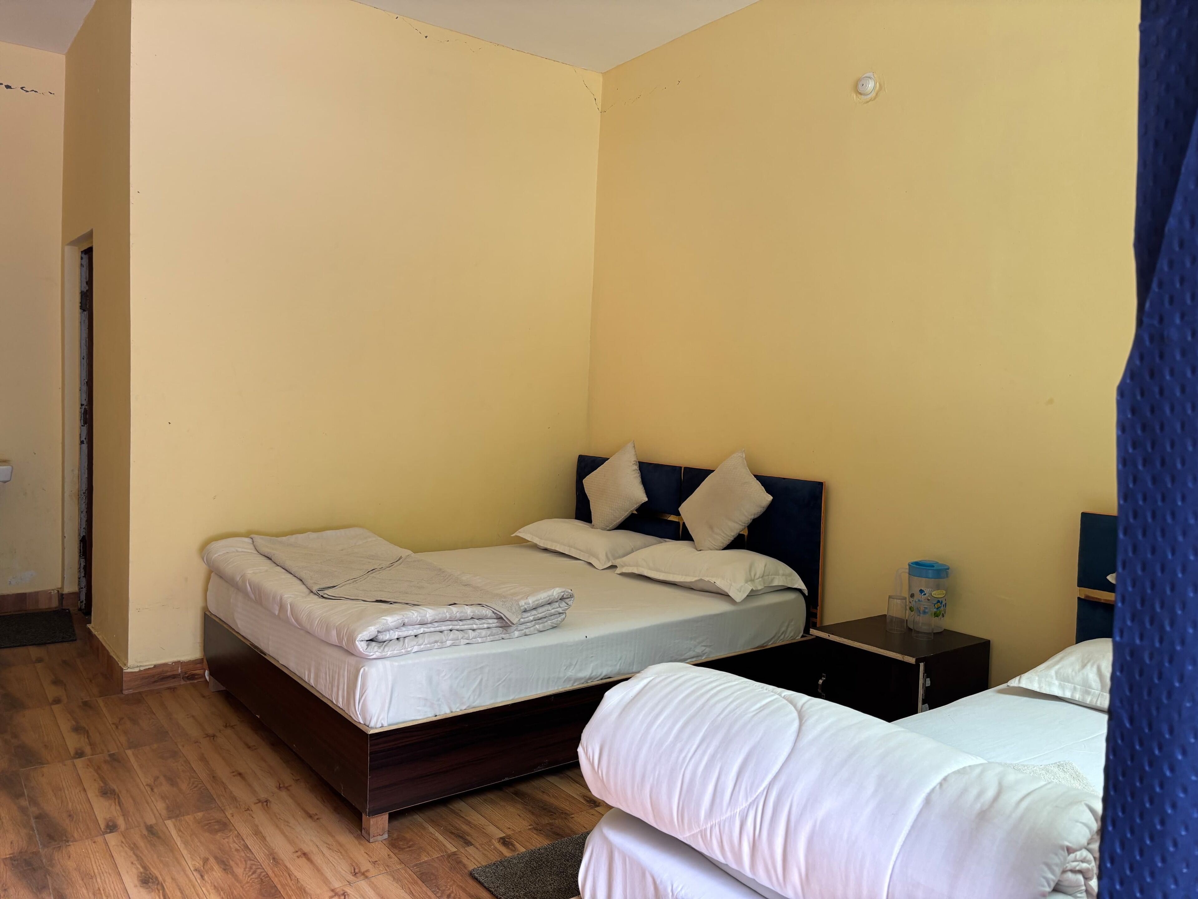 Una camera da letto con un letto, un comodino e un piccolo tavolino.