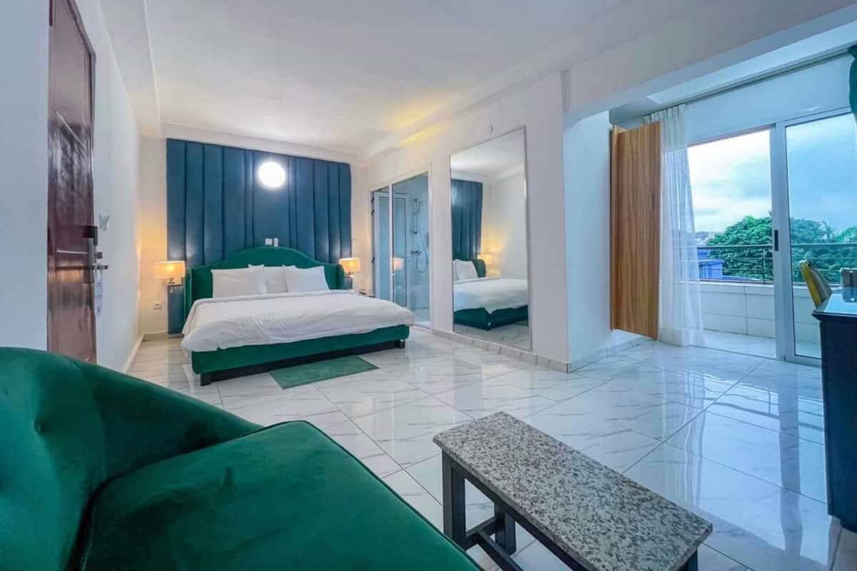 In-room safe, free WiFi, bed sheets
