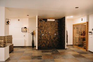 Articles de toilette gratuits, sèche-cheveux, peignoirs, chaussons