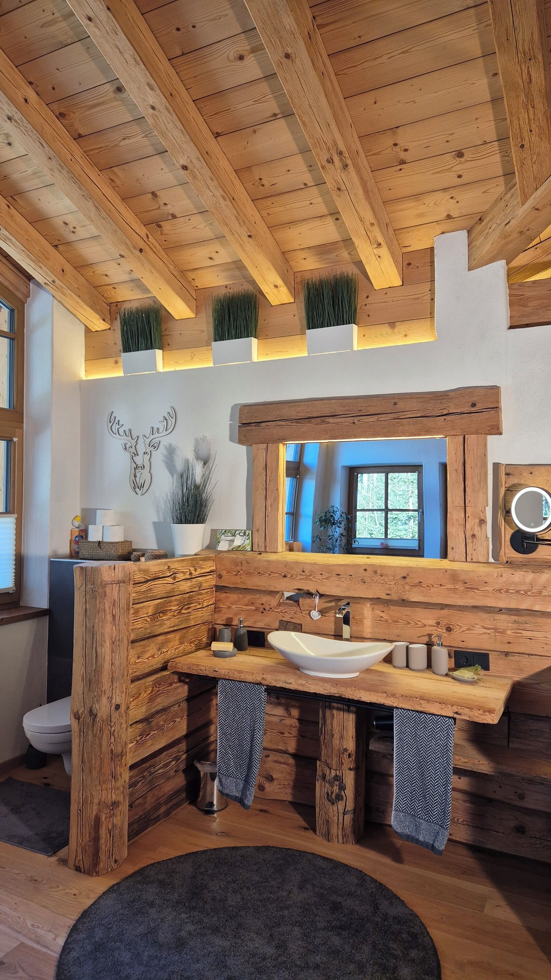 Douche, séchoir à cheveux, serviettes fournies, savon