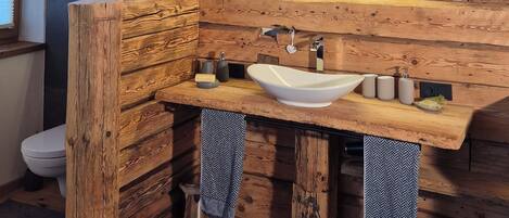 Douche, séchoir à cheveux, serviettes fournies, savon