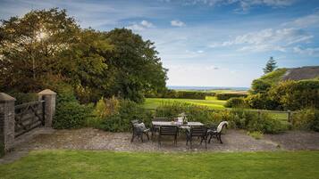 Casa de campo familiar, vista al mar, en el área del jardín | Terraza o patio