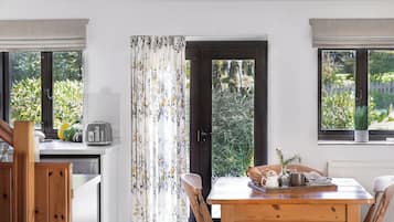 Deluxe Cottage, Patio, Sea View | Dapur peribadi | Peti sejuk/penyejuk beku saiz penuh, ketuhar gelombang mikro, ketuhar