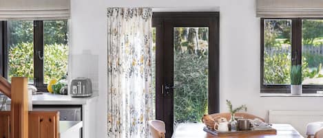 Cottage Deluxe, patio, vue mer | Cuisine privée | Grand réfrigérateur, micro-ondes, four, plaque de cuisson