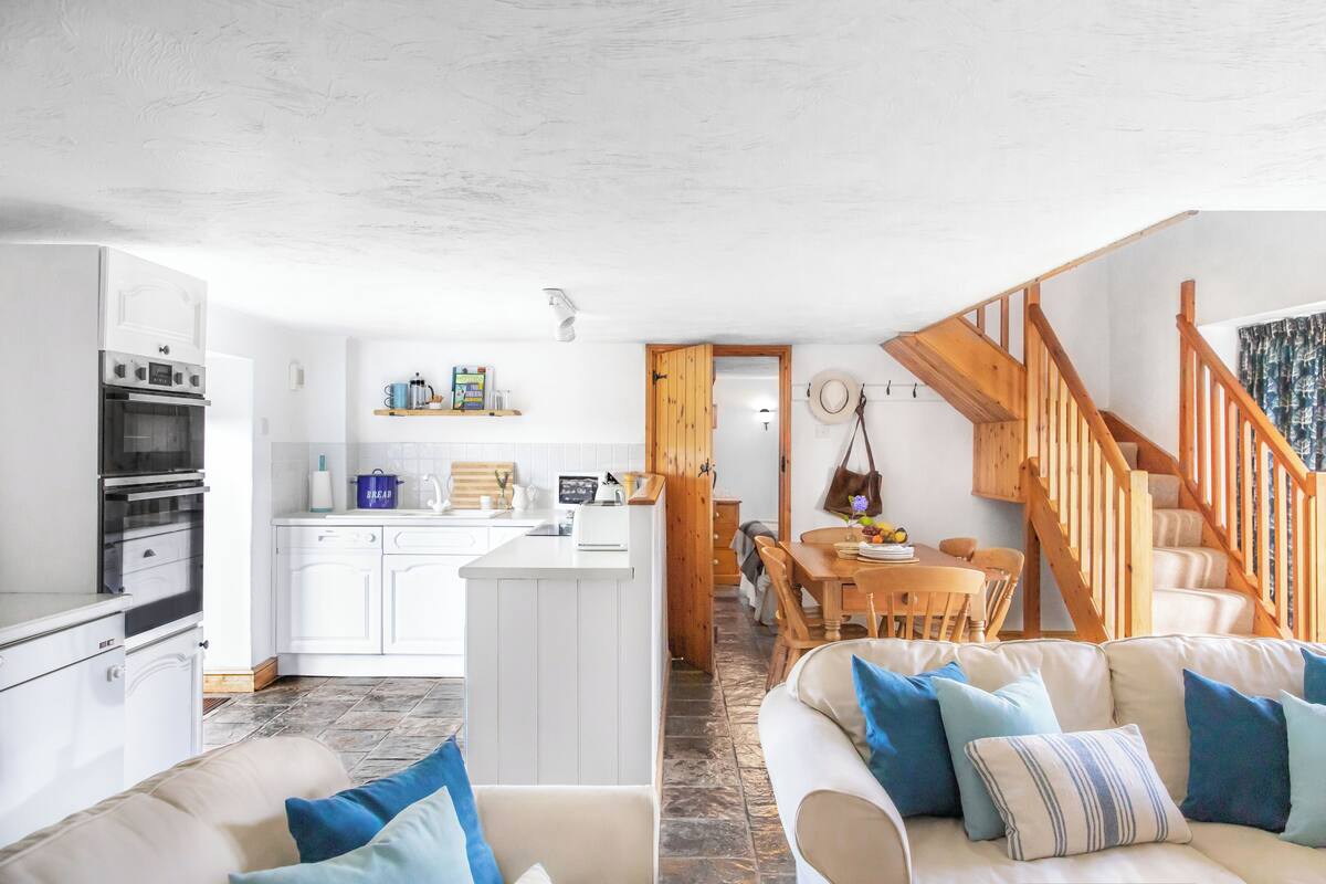 Wistaria Cottage, Patio, Sea View | Living area