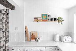 Honeysuckle Cottage, Patio, Courtyard View | Private kitchen