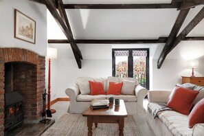 Ivy Cottage, Patio, Courtyard View | Living area