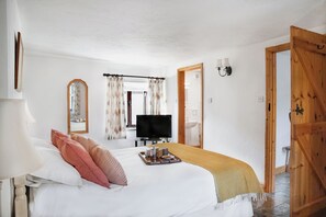 Ivy Cottage, Patio, Courtyard View | Iron/ironing board, free WiFi