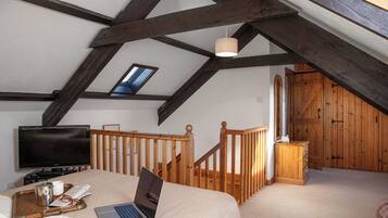 Classic Cottage, Patio, Courtyard View | Seterika/papan seterika, Wi-fi percuma