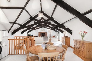 Ivy Cottage, Patio, Courtyard View | Living area