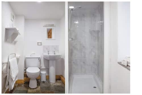 Casa rural familiar, vistes al mar, zona enjardinada | Bany | Dutxa, assecador de cabells, tovalloles i sabó