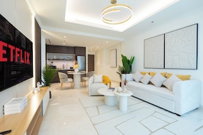 Deluxe appartement, 1 slaapkamer | Woonruimte | Een 125-cm smart-tv met kabelzenders, Netflix en streamingdiensten
