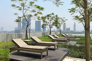Outdoor pool - KeyRock - Dubai Marina with Pool & Gym (Dubai)