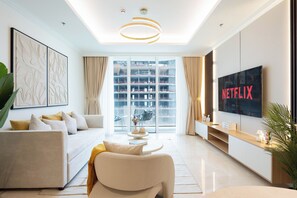 デラックス アパートメント 1 ベッドルーム | リビング エリア | 125 cmのスマートテレビ (ケーブル放送視聴可)、Netflix、ストリーミングサービス