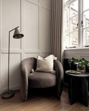 Deluxe One-Bedroom Apartment | Living area - Moment Blythswood Street (Glasgow)
