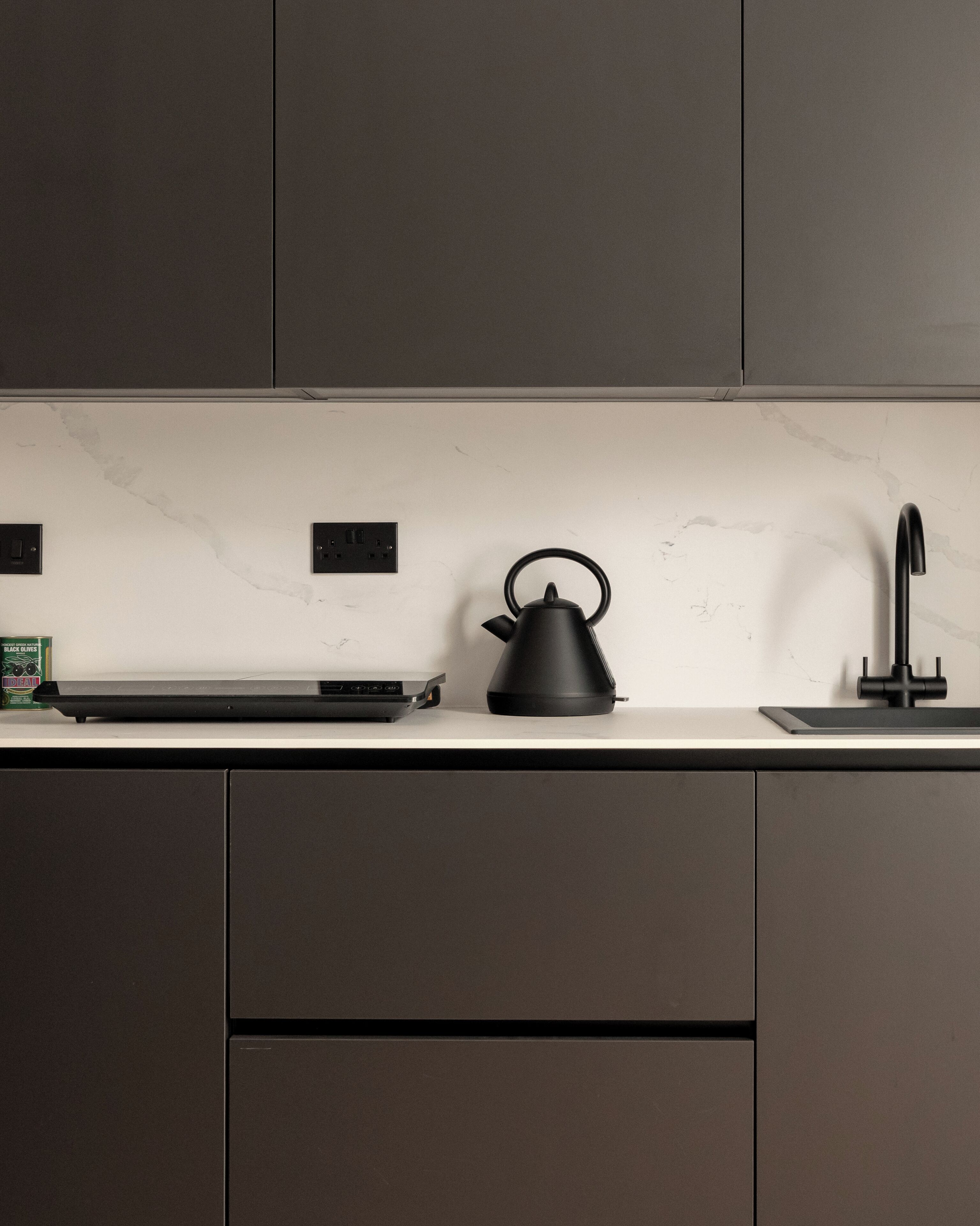 One-Bedroom Premium Apartment | 専用キッチン | 冷蔵庫、オーブン、コンロ、調理器具と食器