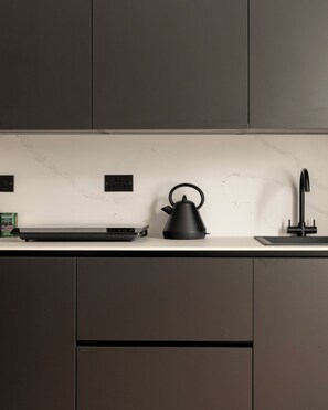 One-Bedroom Premium Apartment | Private kitchen | Fridge, oven, stovetop, cookware/dishes/utensils - Moment Blythswood Street (Glasgow)