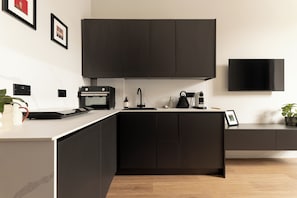 電冰箱、烤箱、爐台、鍋具/餐盤/廚房用品