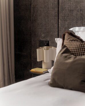 Deluxe One-Bedroom Apartment | Una cassaforte in camera, ferro/asse da stiro, Wi-Fi gratuito