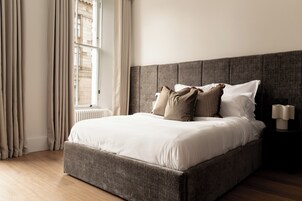 One-Bedroom Premium Apartment | Cofres nos quartos, ferros/tábuas de passar roupa, Wi-Fi de cortesia
