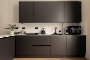 One-Bedroom Premium Apartment | Private kitchen | Fridge, oven, stovetop, cookware/dishes/utensils - Moment Blythswood Street (Glasgow)