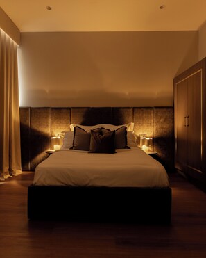 One-Bedroom Premium Apartment | In-room safe, iron/ironing board, free WiFi