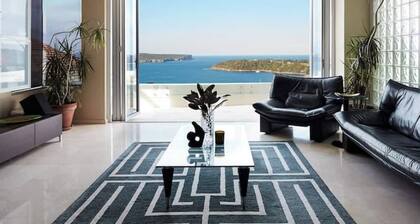 Balmoral Mansion with Pool. Located near Balmoral Beach. Sauna, Jacuzzi and Gym