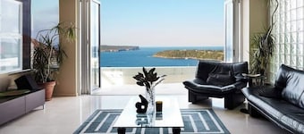 Balmoral Mansion with Pool. Located near Balmoral Beach. Sauna, Jacuzzi and Gym